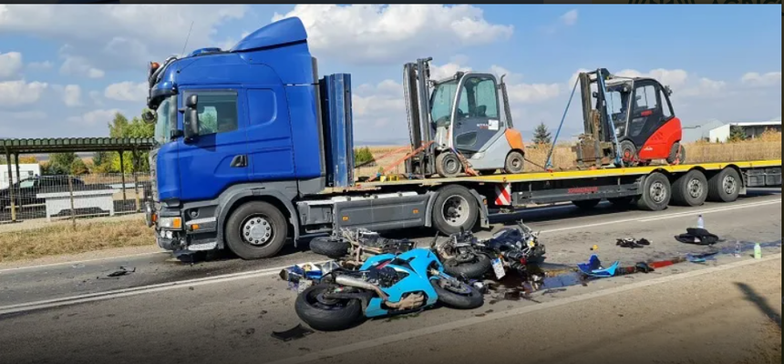  Accident grav în care au fost implicate un TIR, un autoturism şi trei motociclete – FOTO