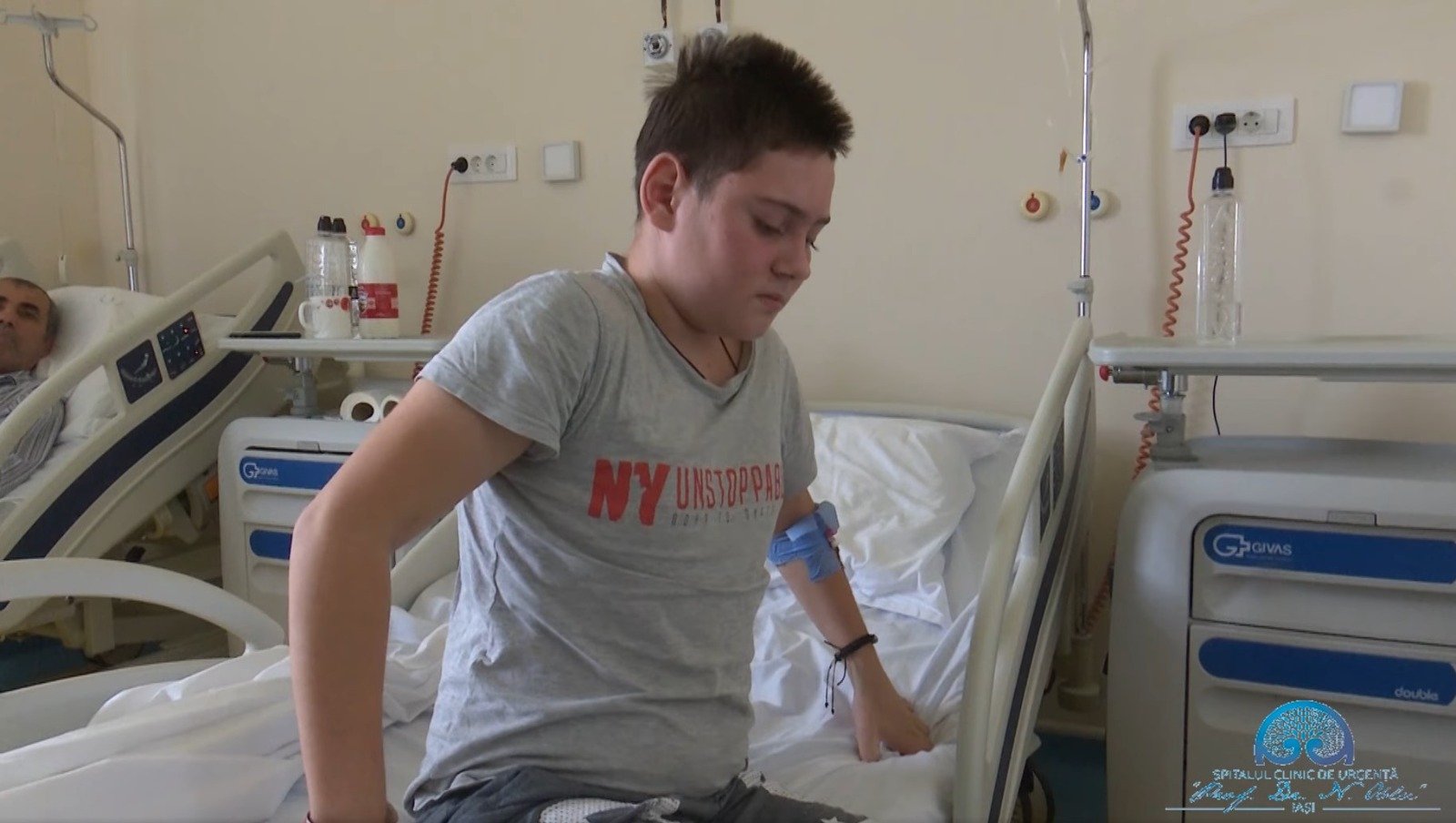  Cum i-au salvat medicii ieșeni viața lui Liviu, 13 ani, cu o tumoră de 20 de cm pe coloana vertebrală? Acum poate merge din nou