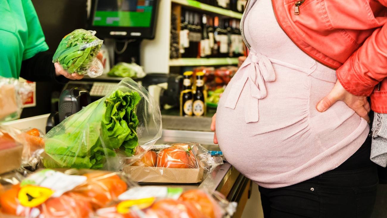  Femeile gravide şi persoanele însoţite de copii mai mici de 5 ani au prioritate în magazine și la ghişee. Legea, promulgată de Iohannis