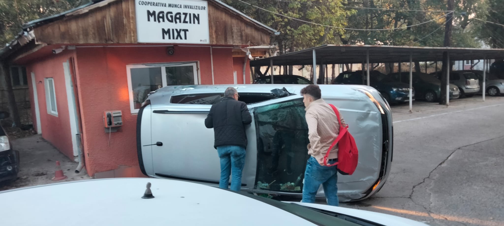  Un autoturism s-a răsturnat în Păcurari după o coliziune cu alte două auto (VIDEO – FOTO)
