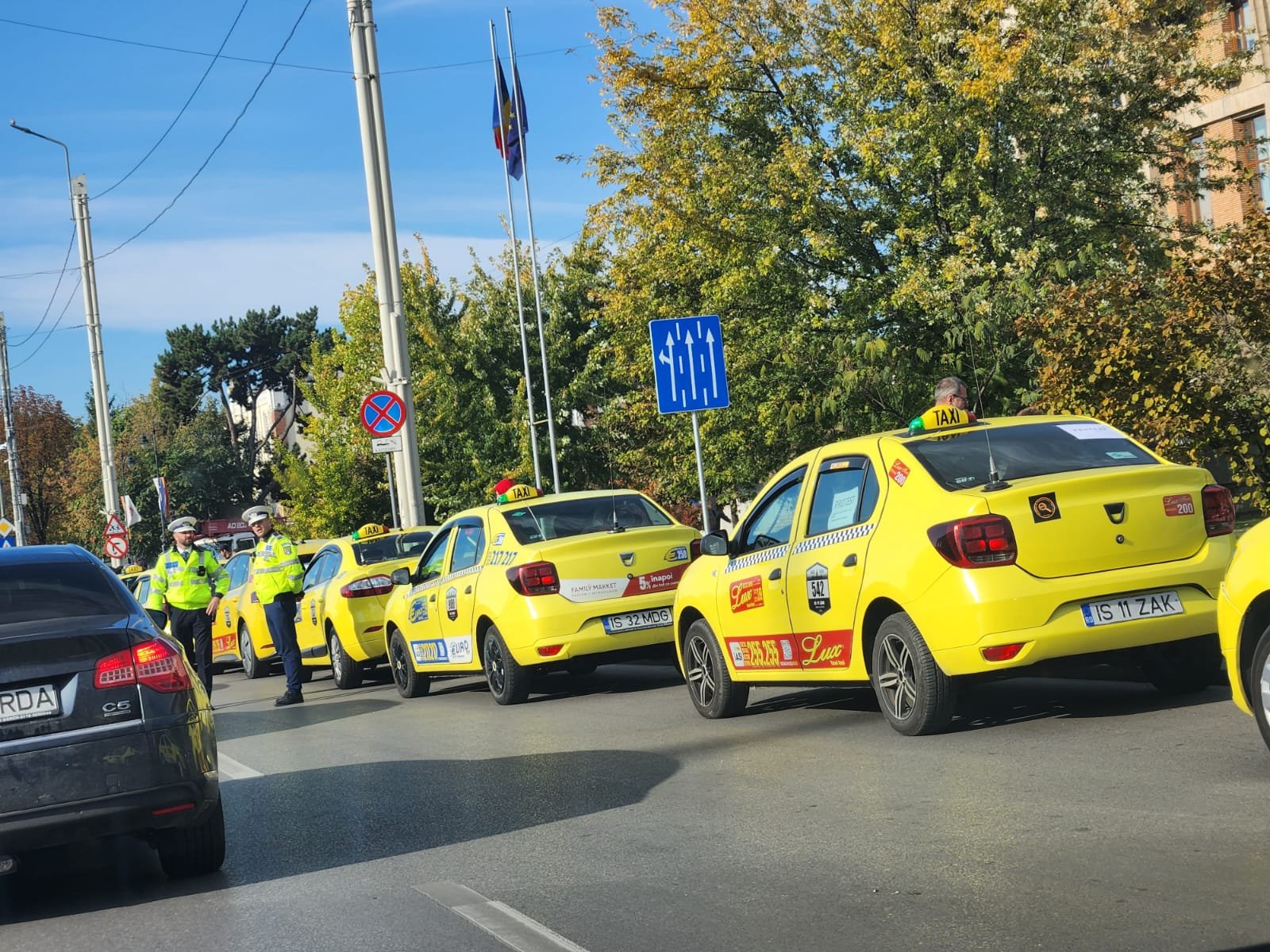  Sute de taximetrişti protestează în faţa Casei Pătrate