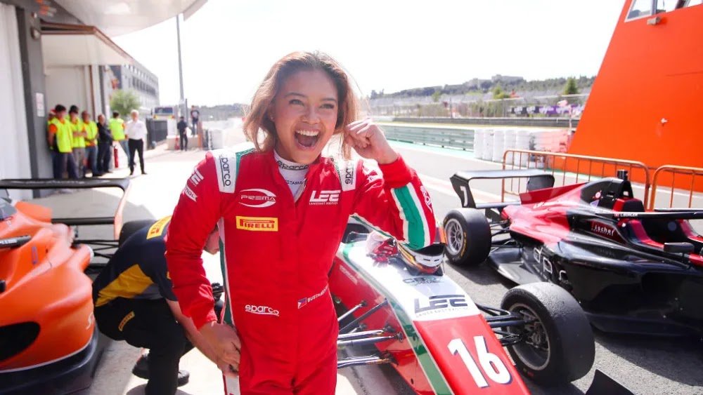  Formula 1: Una dintre cele mai sexy femei pilot a semnat cu McLaren