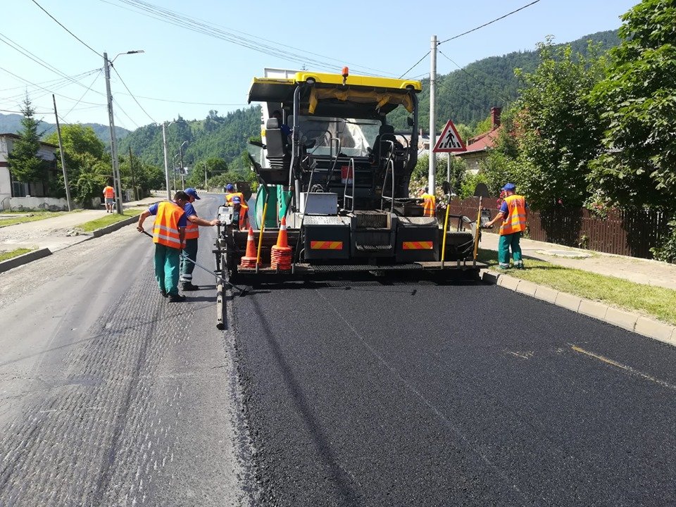  Campanie de asfaltări în două comune din apropierea Iaşului. Se vor moderniza în total aproape 20 kilometri de drumuri pietruite