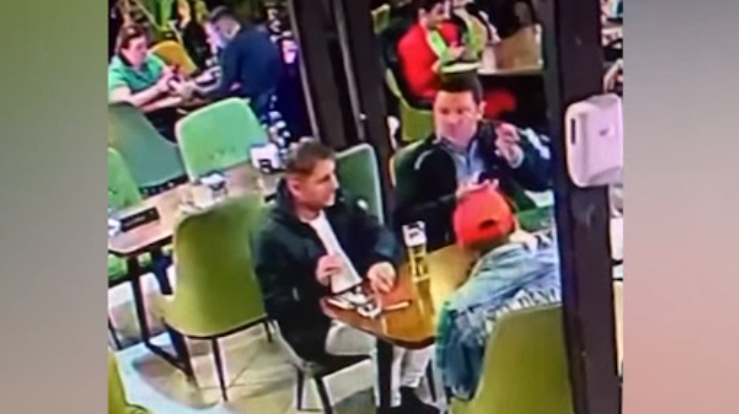  VIDEO Trei bărbați, filmați cum ar da țeapă într-un restaurant din Copou. Căutați prin oraș de polițiști