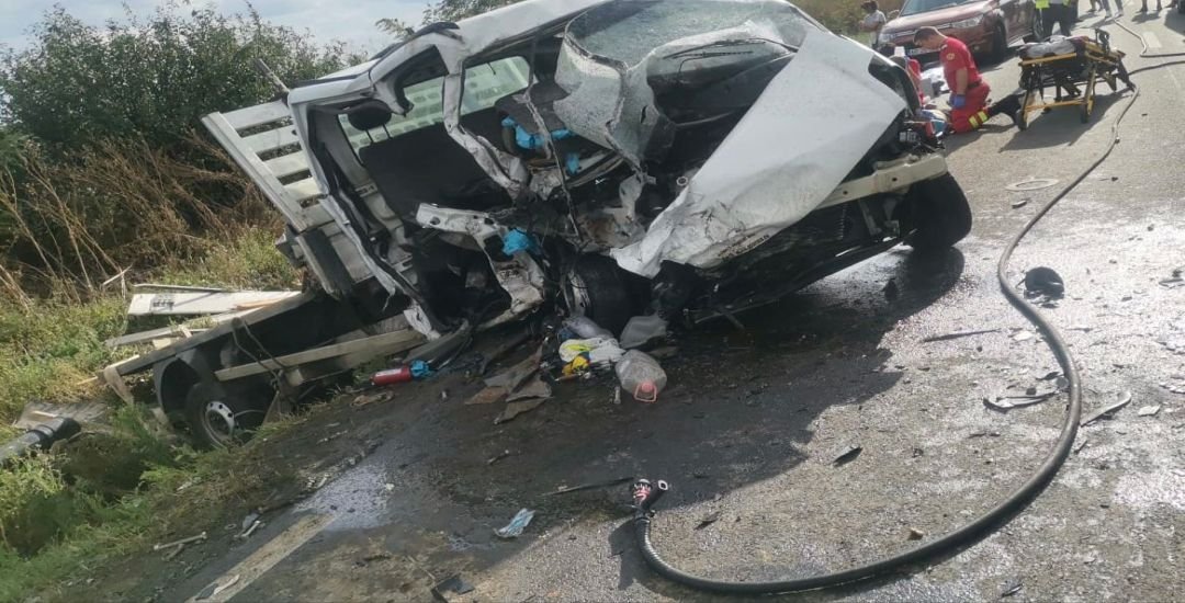  Ciocnire violentă între două autoturisme şi o autoutilitară: şase persoane au fost rănite