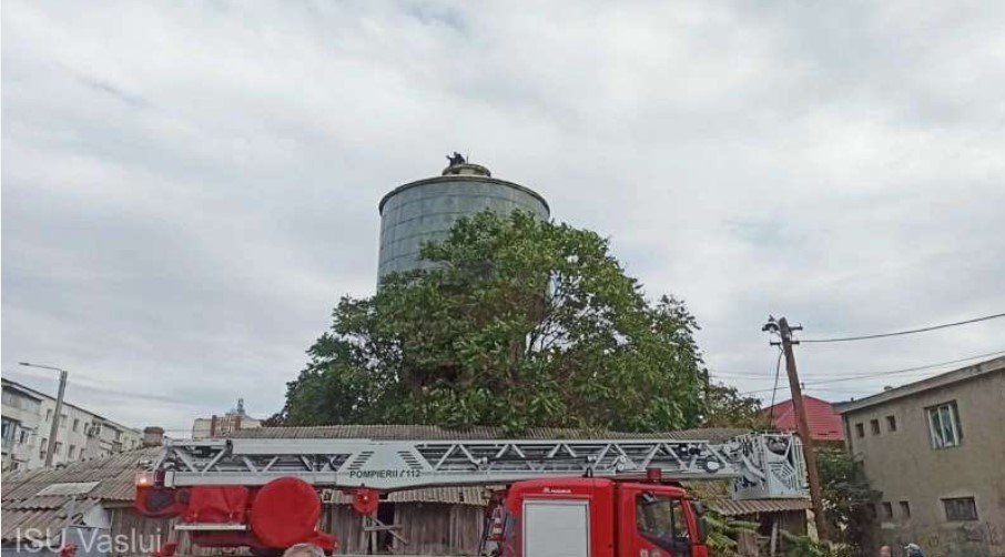  Un bărbat a ameninţat că se sinucide aruncându-se de pe un turn de apă din Bârlad