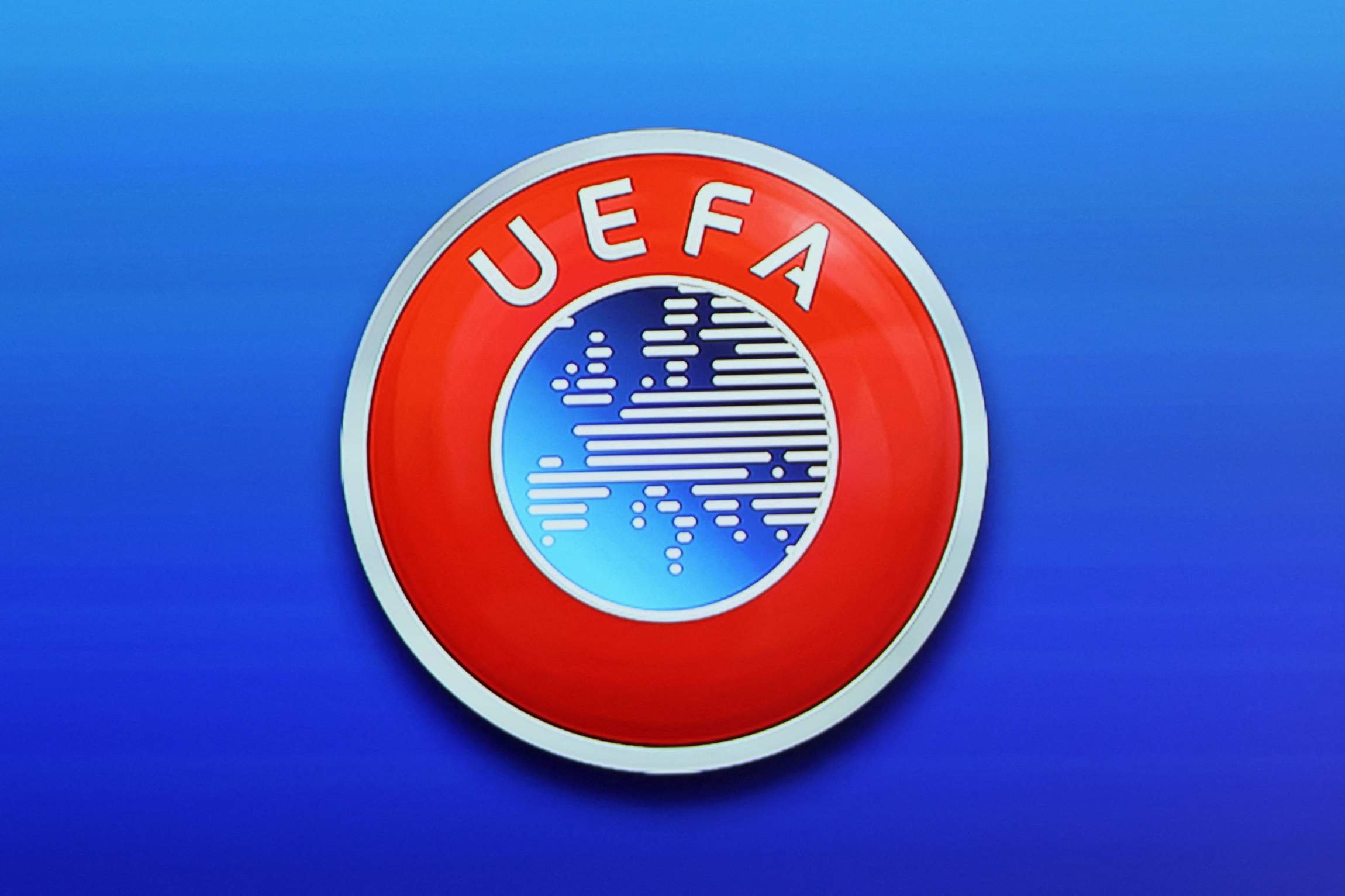  UEFA a amendat Bayern Munchen, Galatasaray şi AEK Atena din cauza suporterilor