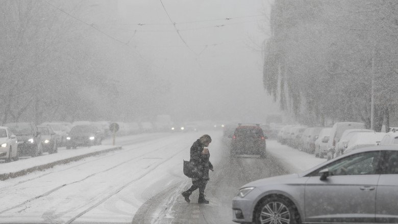 Cam pe când vine iarna cu primii fulgi în România