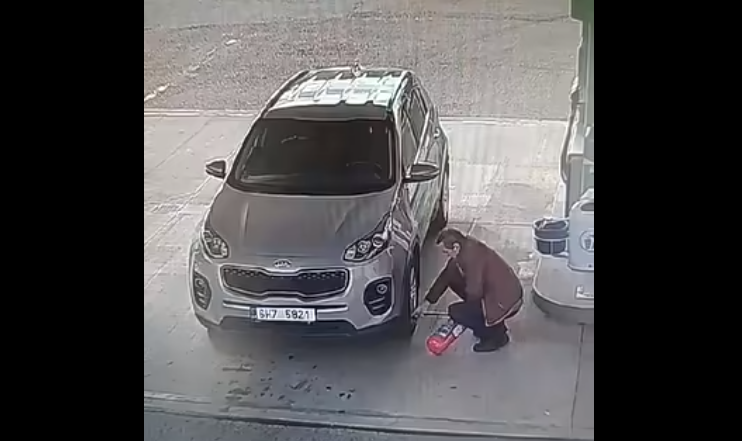  VIDEO Moment viral într-o benzinărie. Un șofer voia să-și umfle roțile cu stingătorul de incendiu