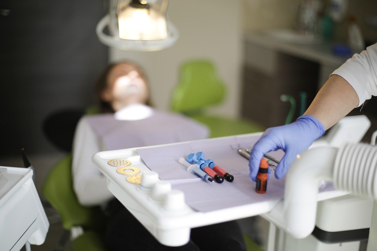  Un dentist invoca motive false pentru a scoate dinții sănătoși și să pună proteze scumpe. A înșelat sute de pacienți