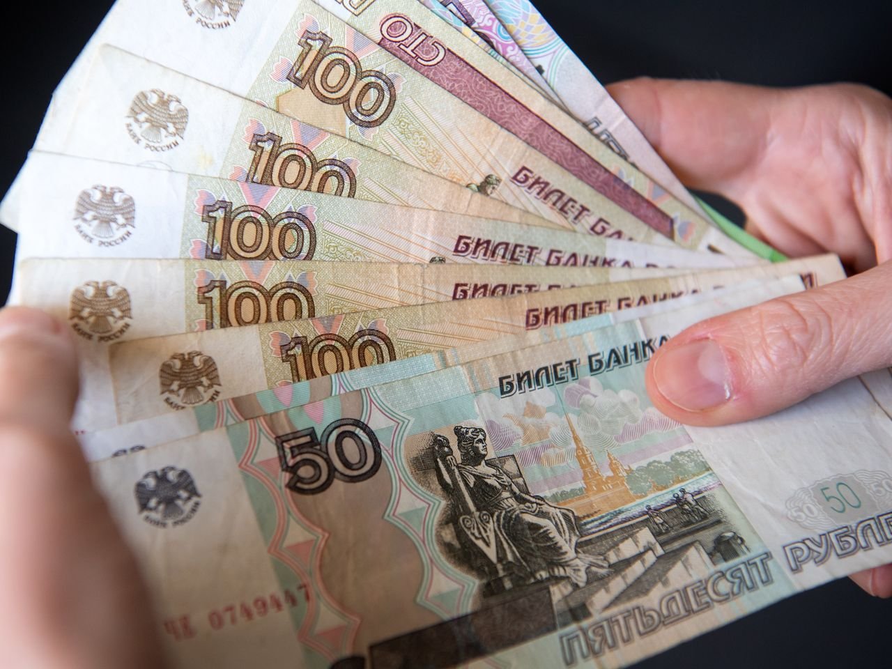  Sondaj: Aproape jumătate dintre ruşi spun că salariul nu le acoperă cheltuielile de bază