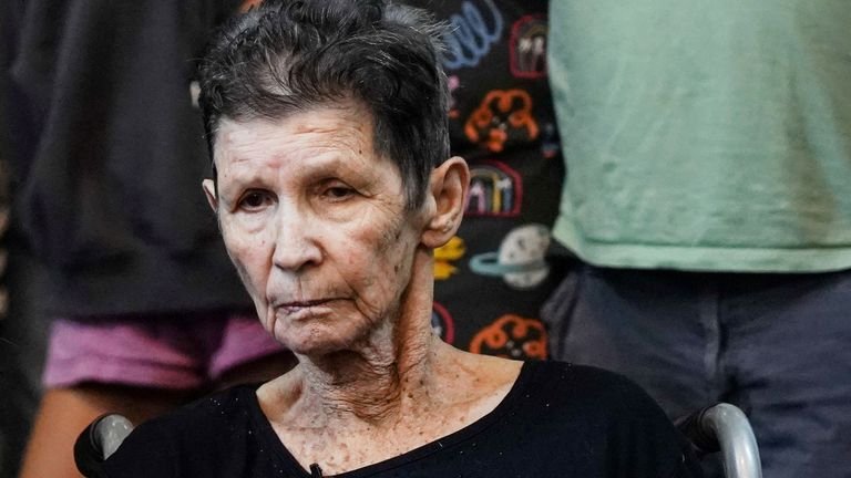  O ostatică de 85 de ani eliberată de Hamas relatează despre cum a fost bătută si apoi tratată în captivitate