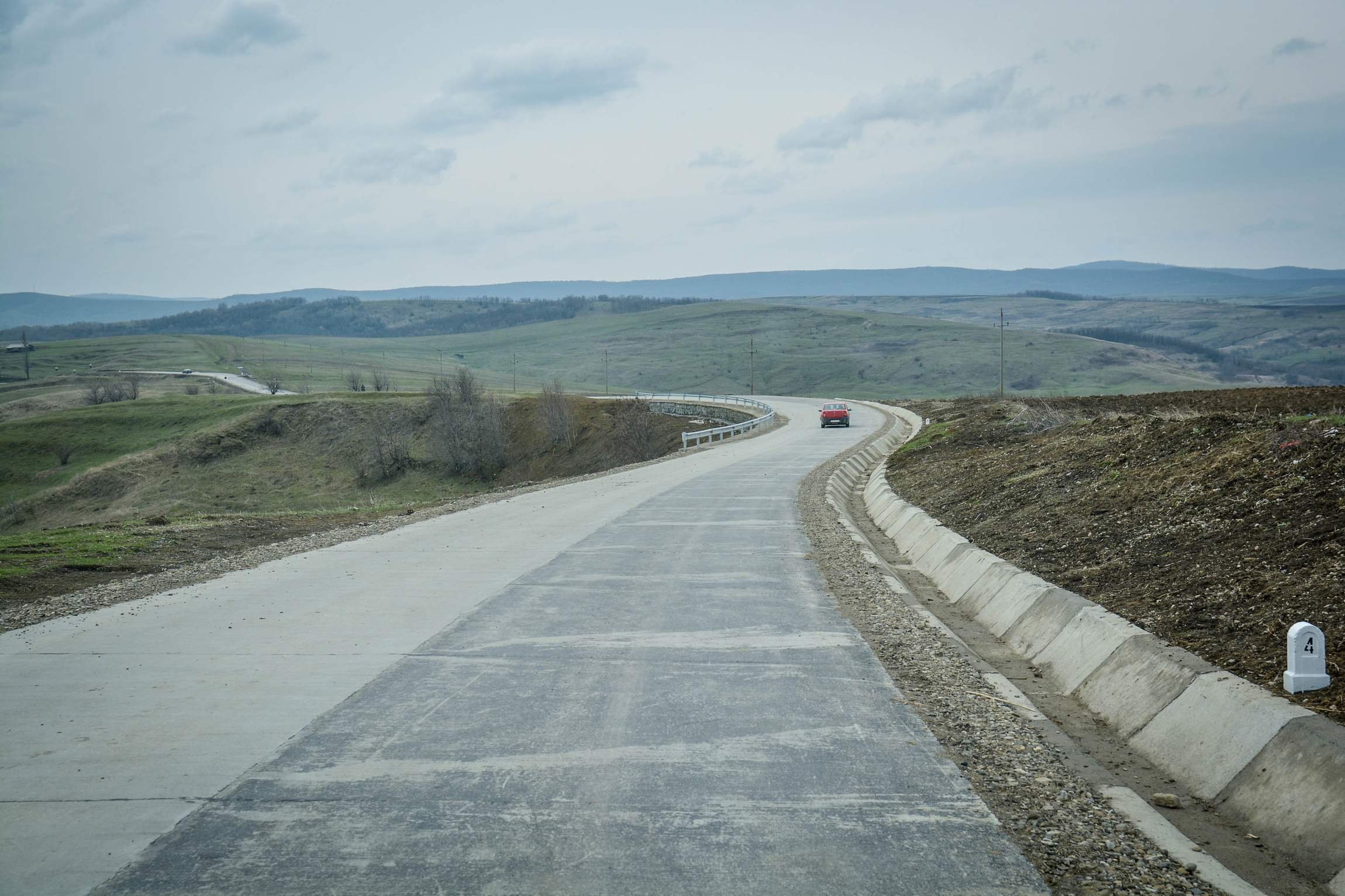  Şapte kilometri de drum nou într-o localitate lipită de Iaşi