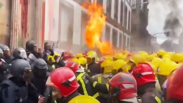  VIDEO Bătaie cu sute de pompieri și polițiști în timpul unei greve din Spania