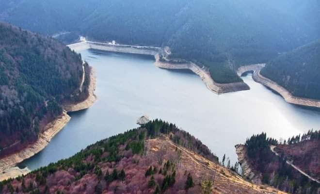  FOTO Cel mai mare și mai spectaculos baraj de anrocamente din Europa se află în zona Rucăr, la 93 de kilometri de Brașov. Șeful de proiect a murit la recepția lucrării, înghițit de ape