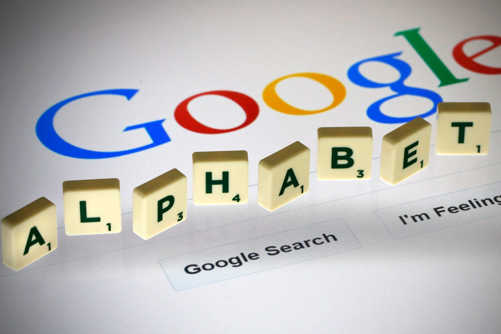  Acţiunile grupului Alphabet, compania mamă a Google, au scăzut miercuri cu 9%