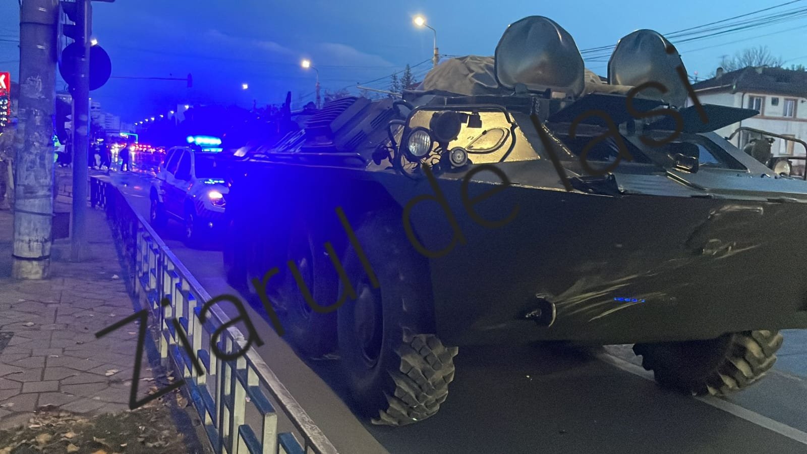  Accident la Granit: un TAB al armatei s-a urcat pe mașina unei șoferițe neatente – FOTO