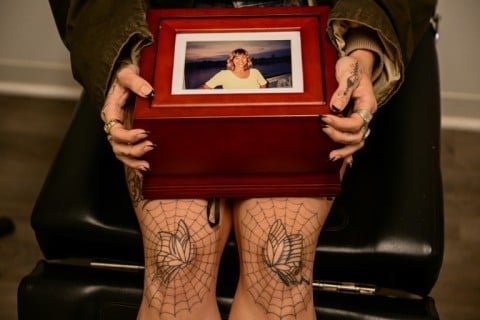  Doliu sub piele: Un salon din California realizează tatuaje cu cenuşă adusă de clienţii îndoliaţi