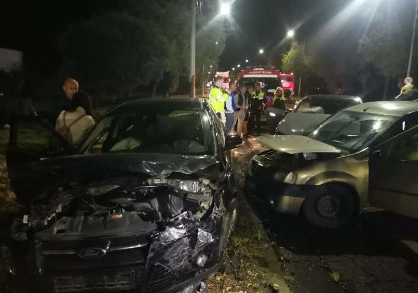  Impact violent între trei maşini: şase persoane au ajuns la spital