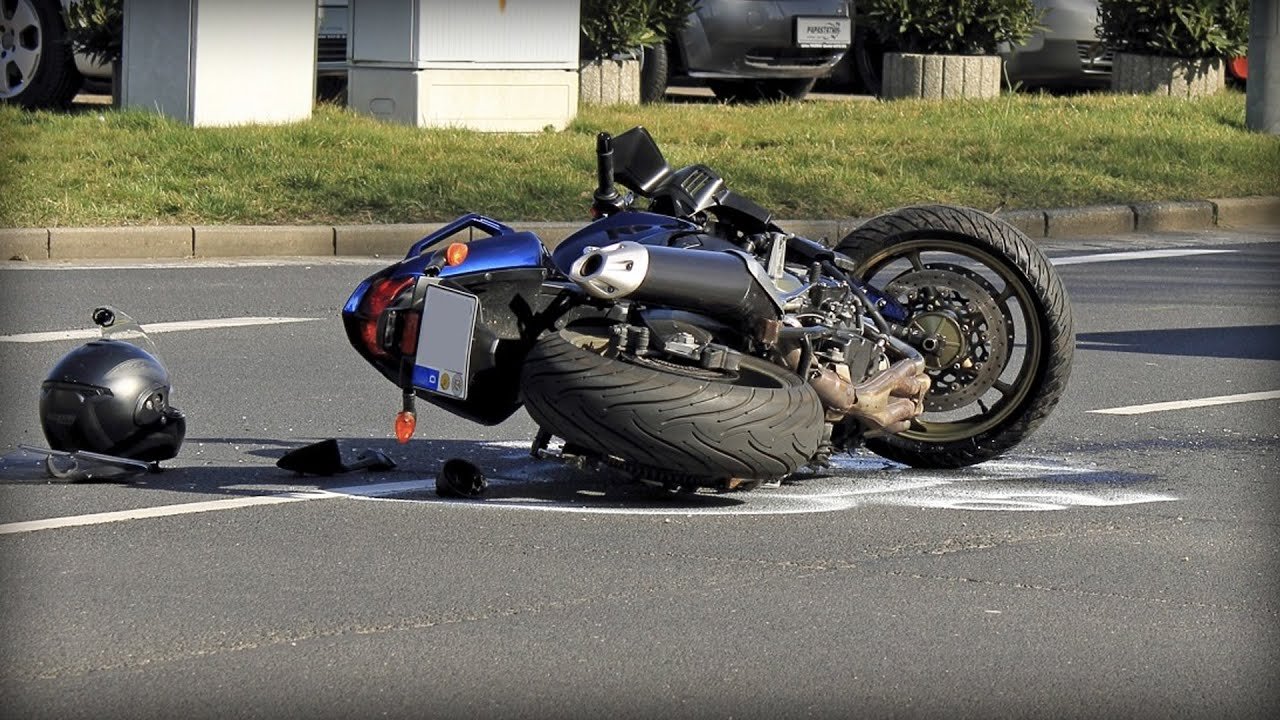  O maşină s-a ciocnit de o motocicletă: două persoane au fost duse la spital
