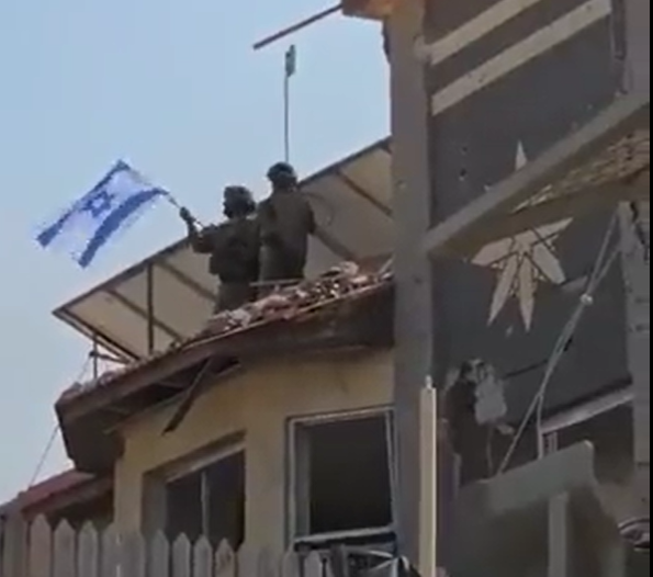  Trupe israeliene intră trei kilometri în Fâşia Gaza şi ridică un steag israelian pe acoperişul unui hotel