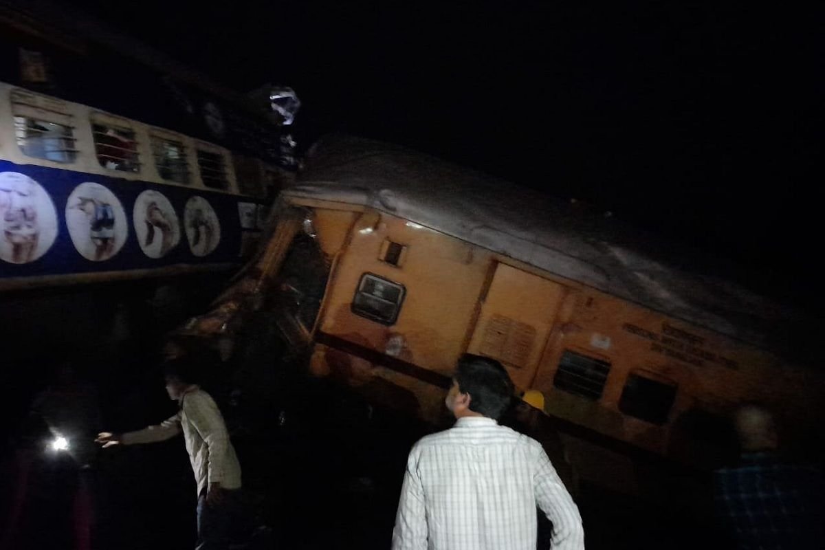  Ciocnire violentă între două trenuri în India soldată cu cel puţin 25 de morţi