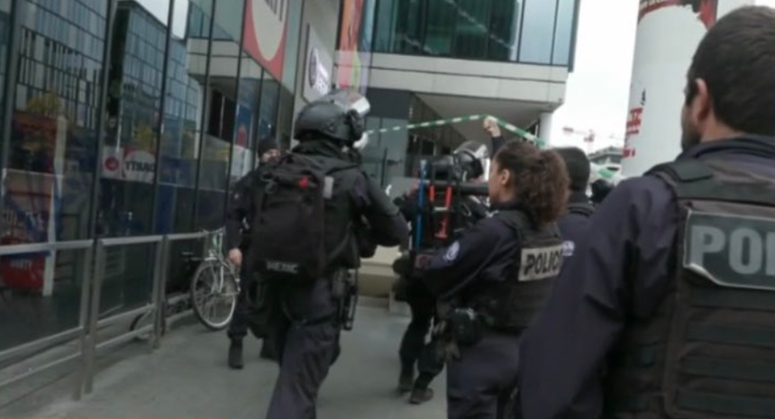  Poliţia împuşcă o femeie, la Paris, care purta un văl abaya şi profera ameninţări