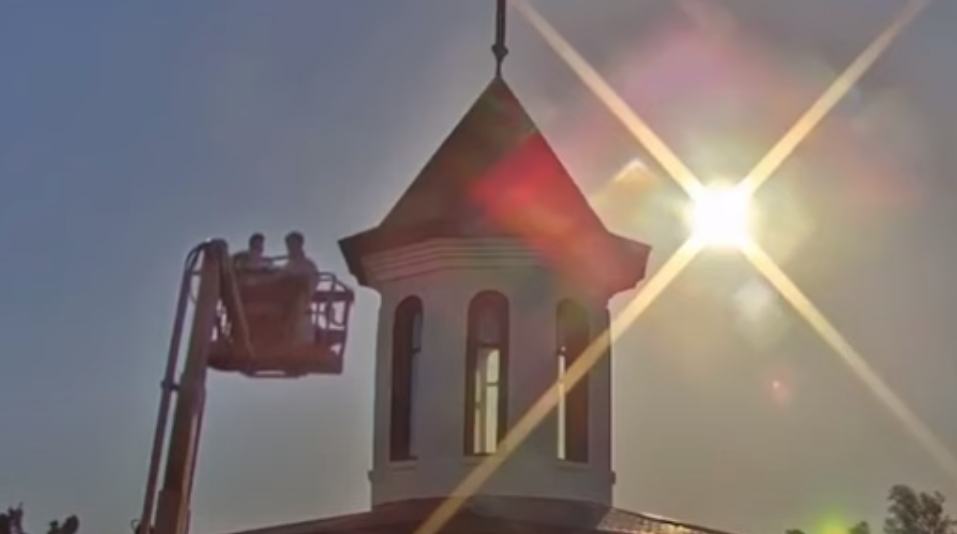  VIDEO IPS Teodosie s-a urcat cu macaraua pe o biserică pentru a sfinți două cruci