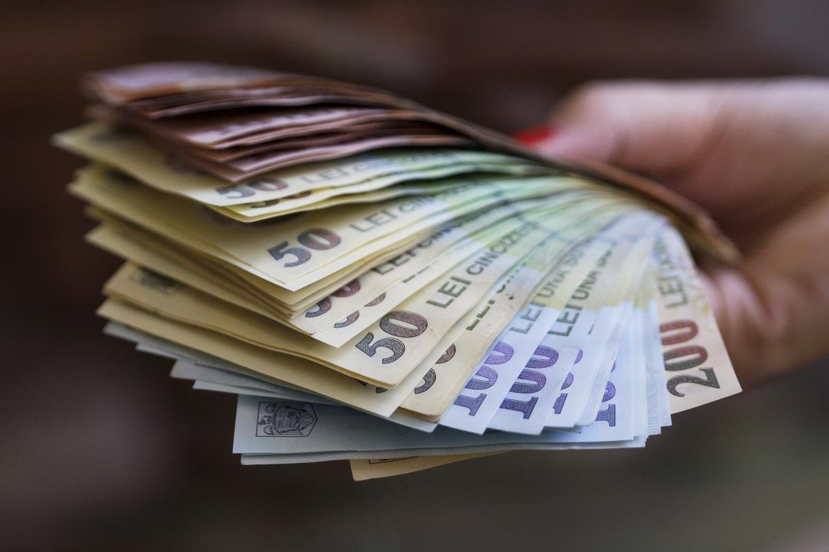  Plăţile cash vor fi limitate de mâine. Noile reguli pentru români: „O problemă pentru cei care nu deţin carduri bancare”