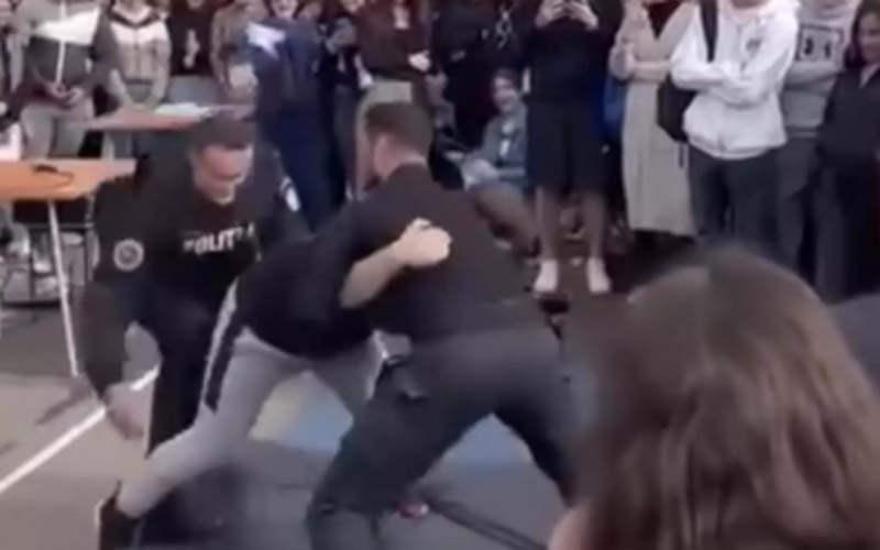  VIDEO Un elev a pus la pământ doi politiști masivi. Cum a reușit performanța