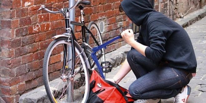  Bicicletă electrică furată din Copou de o femeie drogată. Prinsă de Poliţie în timp ce prietenii mergeau s-o denunţe