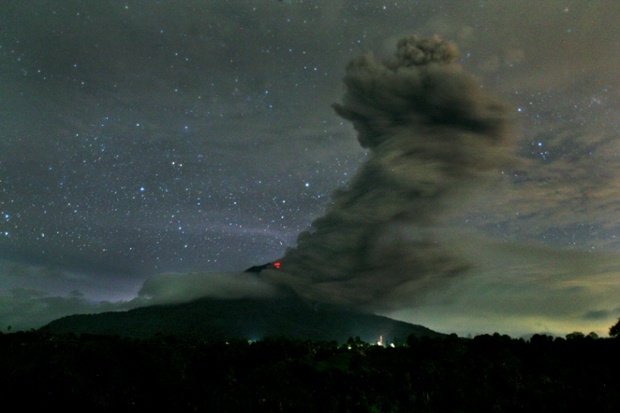  49605_677_zilei_Muntele-Sinabung-imprastie-cenusa-vulcanica-in-nordul-Sumatrei-Indonezia