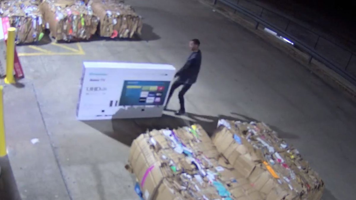  Explozie a furturilor din supermarketuri la Iaşi. Un cuplu, prins cu trei televizoare la Carrefour Felicia. Poliţia, chemată aproape zilnic la percheziţii