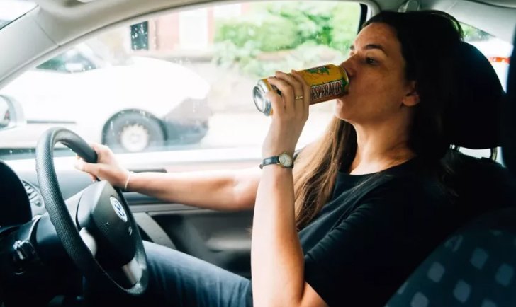  La cât timp poţi urca la volan după ce ai băut o bere sau un pahar de vin? Iată timpii exacţi!