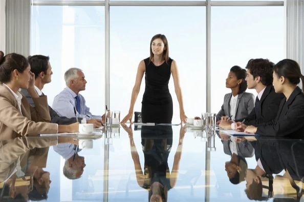  Ministrul Economiei: Companiile conduse de femei, mai performante decât cele manageriate de bărbaţi