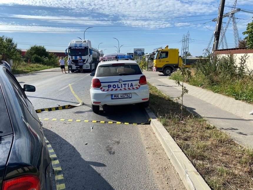  Arad: Un poliţist care făcea cercetarea la locul unui accident rutier, acroşat de o maşină