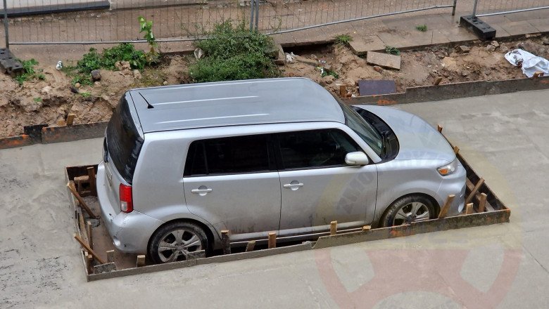  VIDEO Asfaltare de Dorel: au turnat ciment in jurul unei mașini parcate