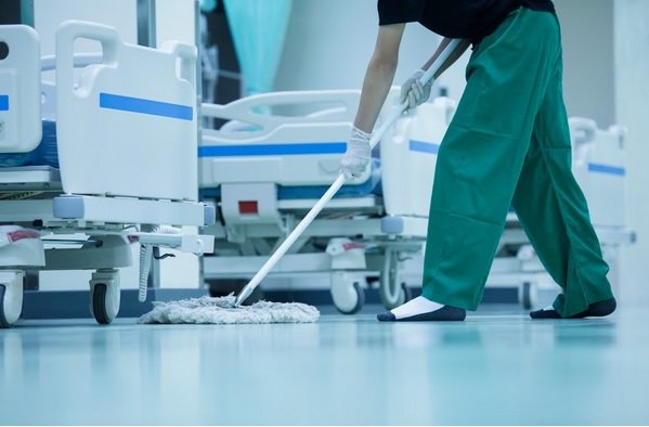  Cât costă serviciile de curăţenie în unul din spitalele mari ale Iaşului: 55 de mii de lei pe zi