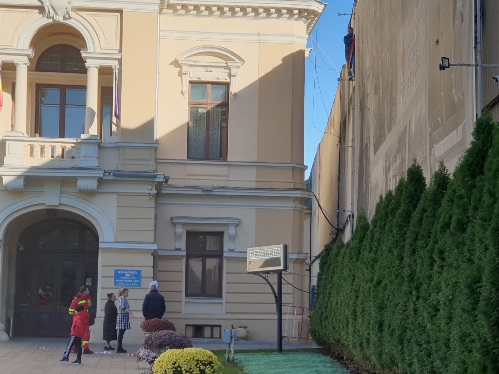  Un bărbat s-a urcat pe o clădire de lângă primăria municipiului Iaşi (UPDATE)
