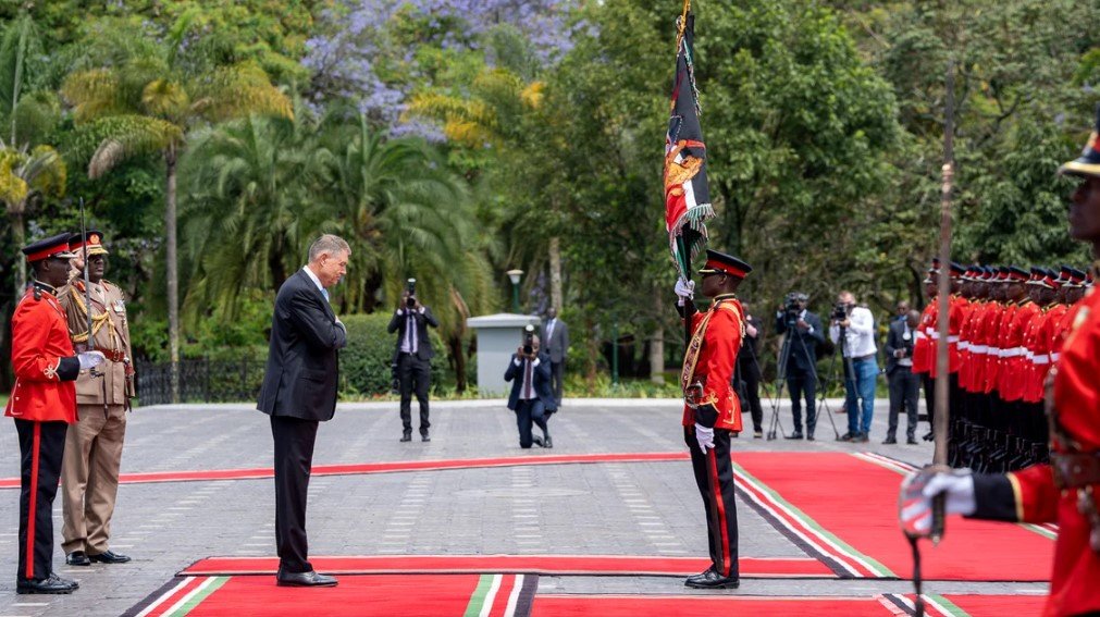  VIDEO: Imnul naţional al României, intonat fals la vizita lui Iohannis în Kenya