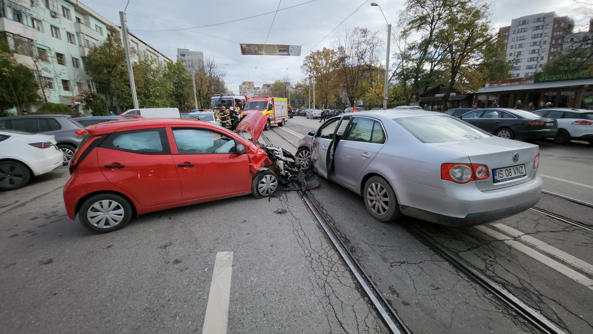  VIDEO Accident cu două mașini în Tătărași, pe Vasile Lupu