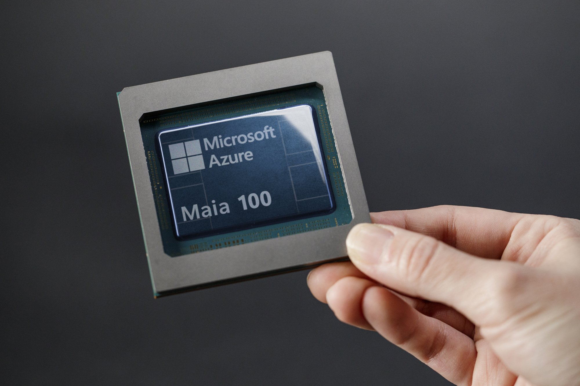  Microsoft a prezentat primul său cip pentru inteligenţă artificială, Maia 100, care ar putea concura cu cel al Nvidia