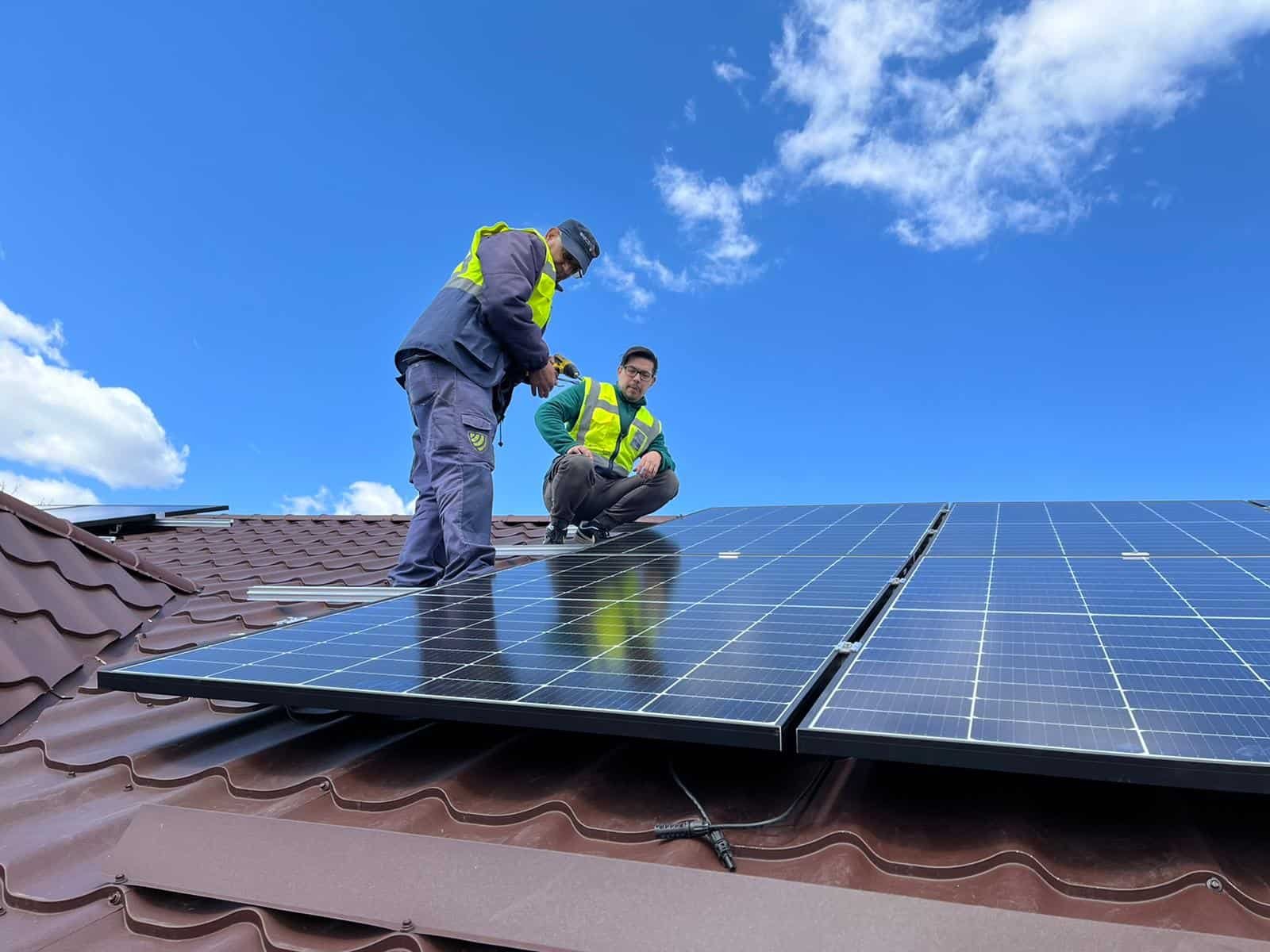  Noi reglementări în favoarea celor care își pun panouri fotovoltaice. A fost dublată limita de putere instalată care poate fi compensată cantitativ