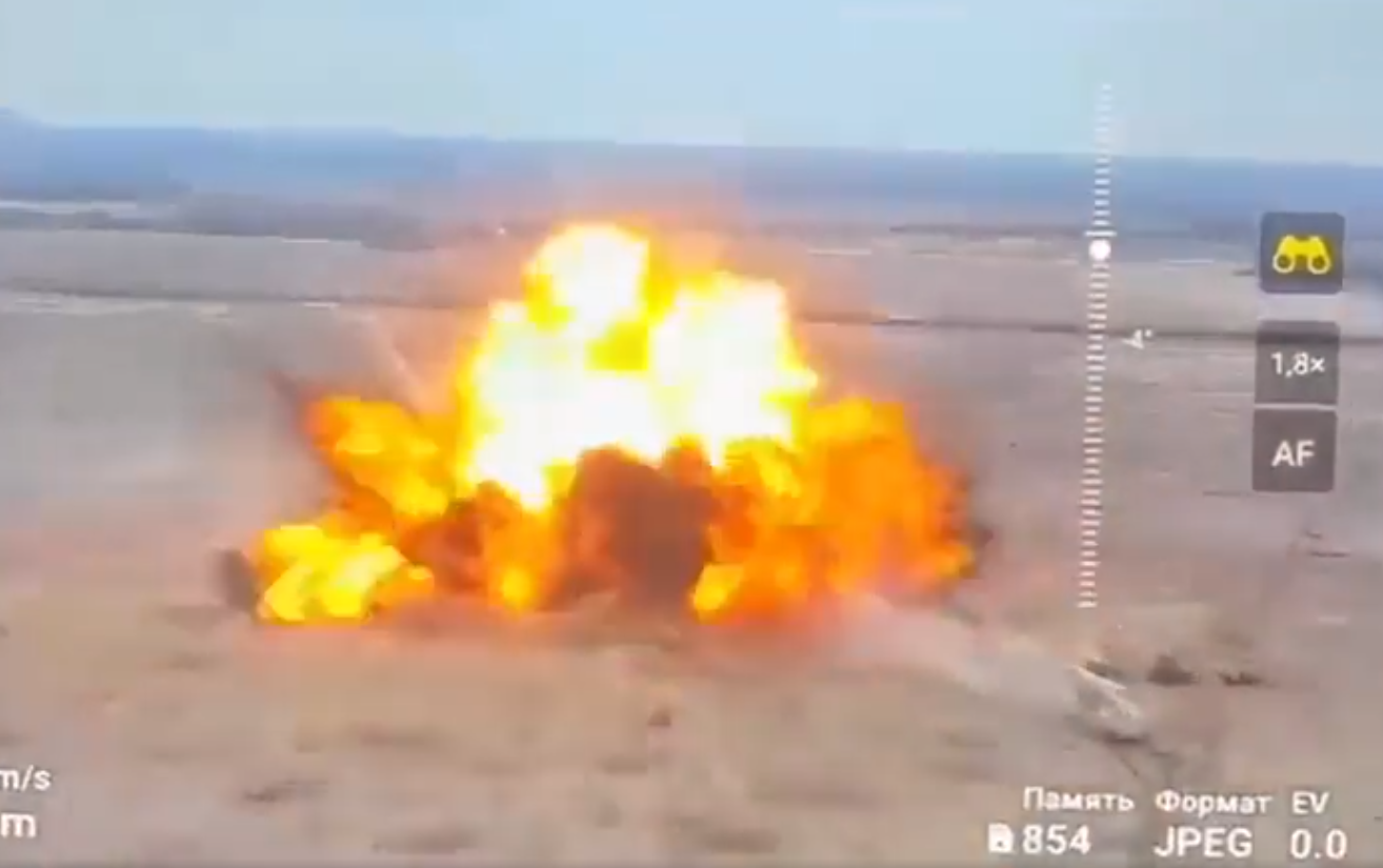  VIDEO Ultima strategie a rușilor la Avdiivka. Au trimis un blindat kamikaze spre ucraineni. După câțiva metri s-a lovit de o mină