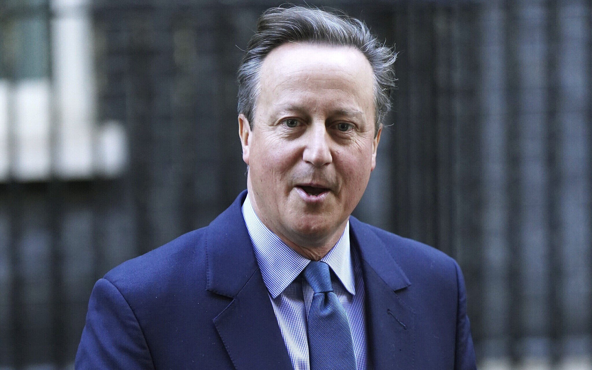  Noul ministru de externe David Cameron, fost premier al UK, devine Lord Cameron de Chipping Norton