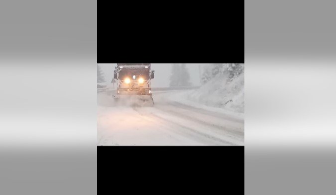  Mai multe vehicule, blocate pe DN 17, în localitatea Păltinoasa (Suceava), din cauza zăpezii