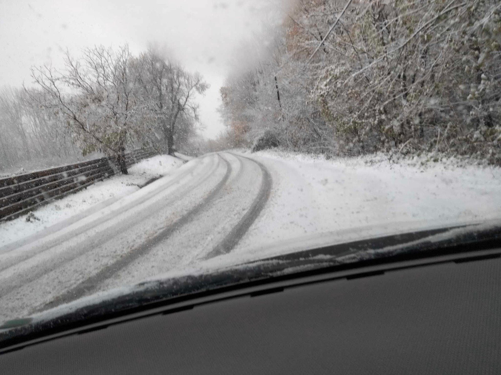  (FOTO-VIDEO) Primul strat de zăpadă s-a aşternut în judeţul Iaşi. Pe unele sectoare de drum se circulă cu dificultate