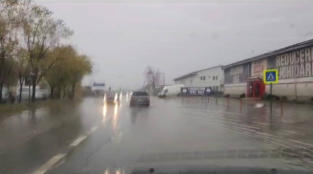  VIDEO: Stradă inundată în zona trecerii la nivel cu calea ferată din apropiere de intrarea în Tomeşti