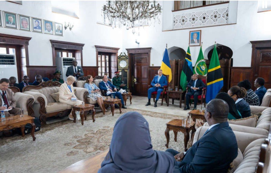  Iohannis, în vizită în Africa, a vorbit cu Hussein Mwinyi, preşedintele din Zanzibar, despre turism şi educaţie