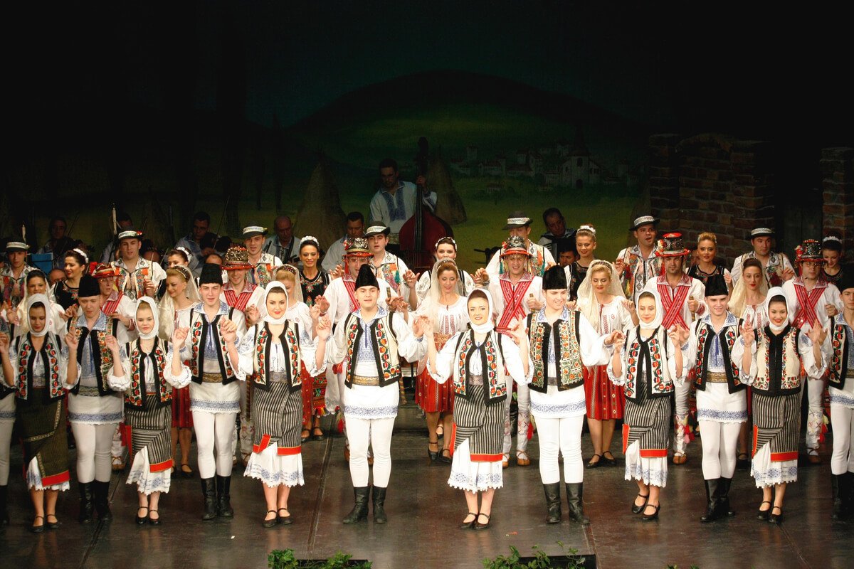  Aproape jumătate dintre români ascultă muzică populară